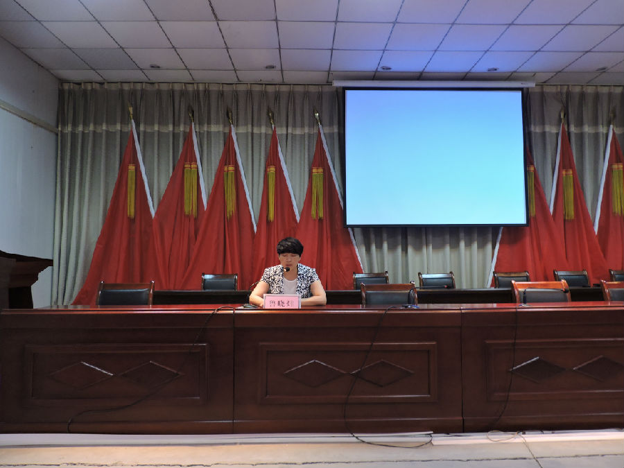 鲁讲课.JPG