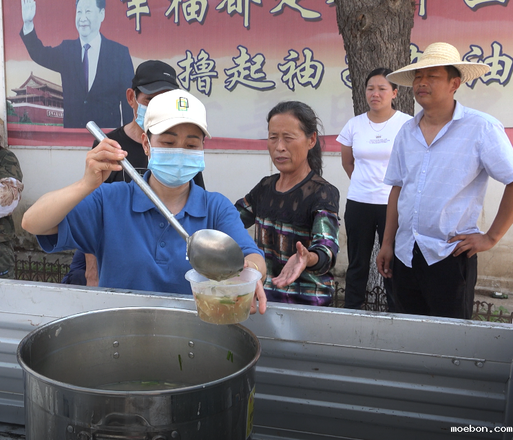 2 给邢梅打饭.png