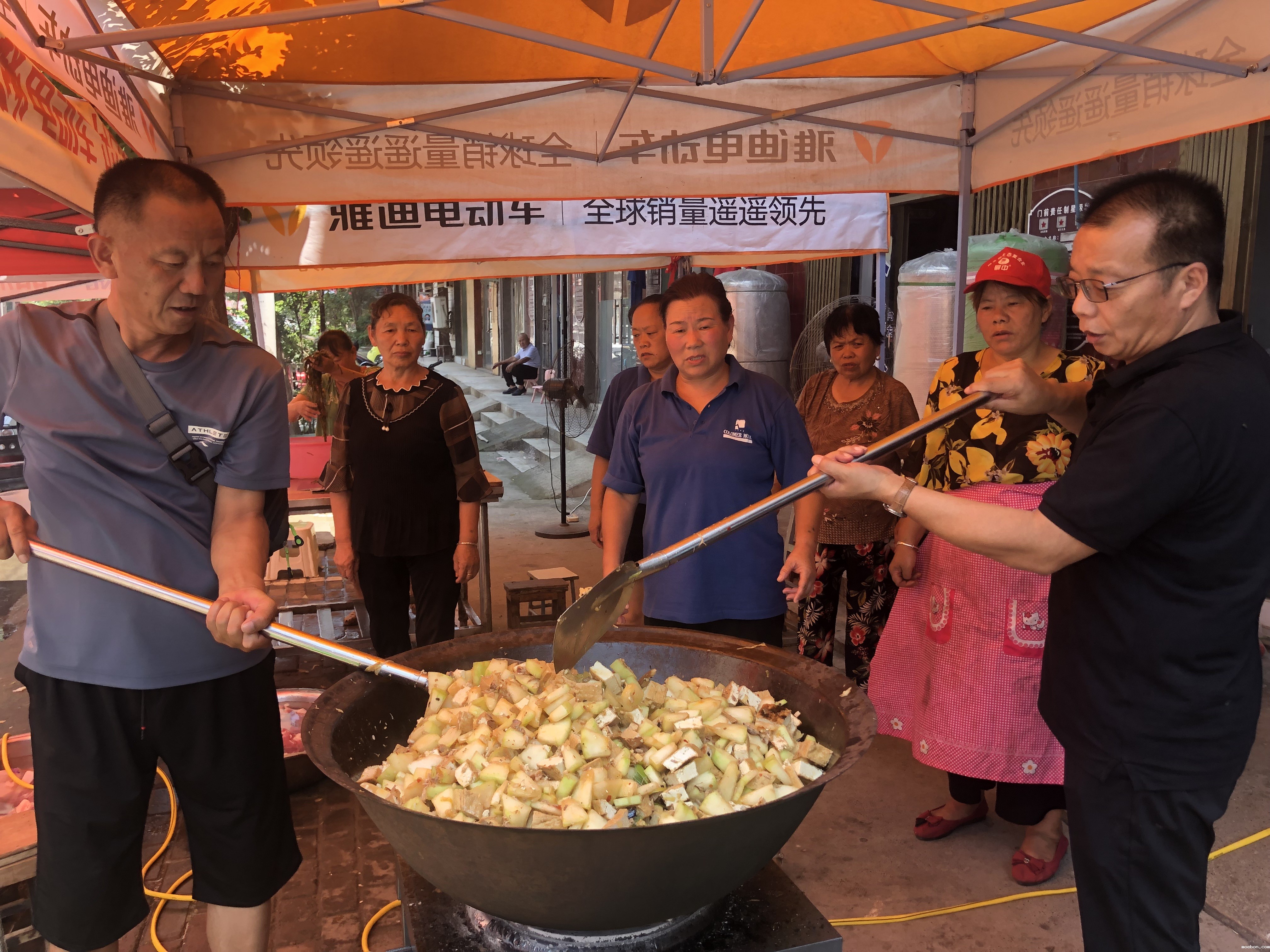 5  组织者老崔（右一）.JPG